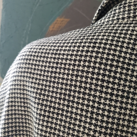 Jones New York | Knee-length Cape with Front Closure - Picture 5 of 9